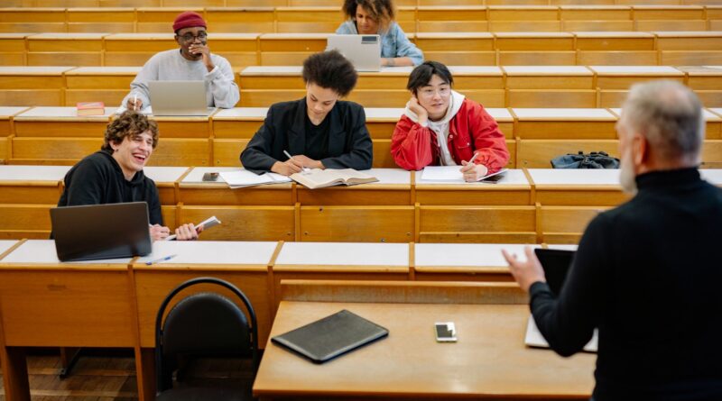 Estudantes universitários brasileiros utilizando tecnologia em sala de aula ou biblioteca, simbolizando a modernização da educação.