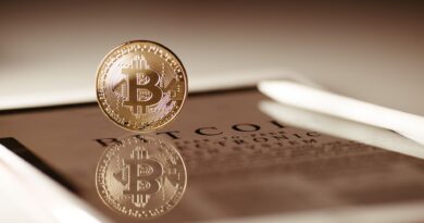 Representação visual da tecnologia blockchain com elementos de criptomoedas e o mapa do Brasil ao fundo, simbolizando a regulamentação e inovação.