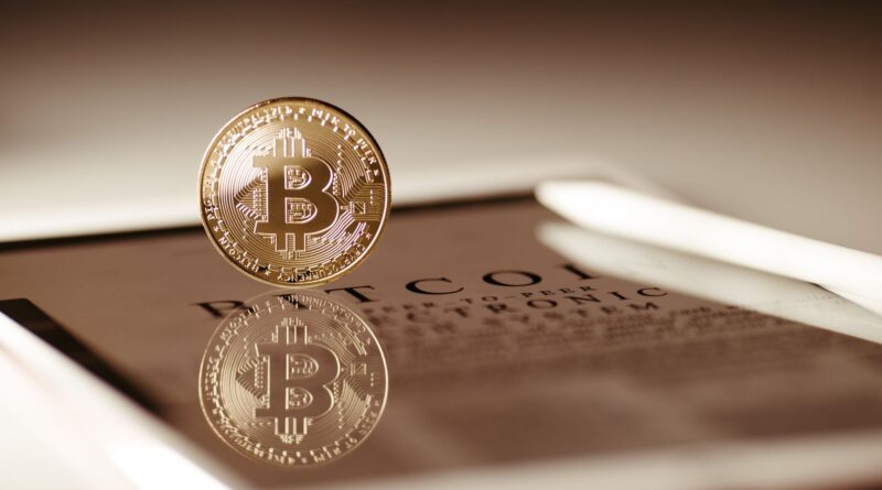 Representação visual da tecnologia blockchain com elementos de criptomoedas e o mapa do Brasil ao fundo, simbolizando a regulamentação e inovação.