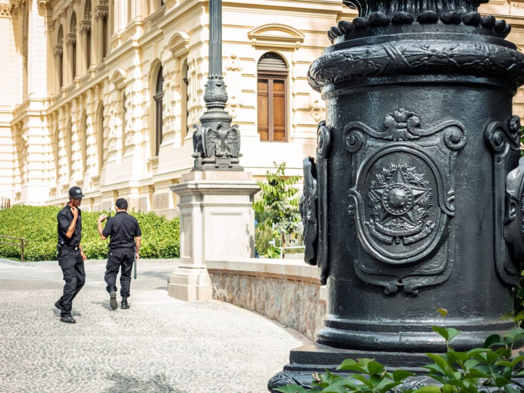 Empresários em reunião, simbolizando a desburocratização e novos negócios no Brasil.