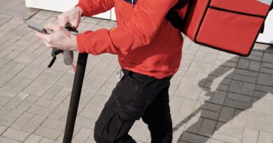 Entregador de aplicativo em uma moto, simbolizando o trabalho por plataformas digitais no Brasil