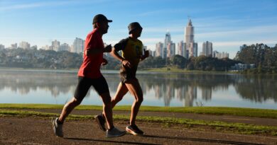Pessoas em grupo de apoio, simbolizando a busca por saúde mental e apoio comunitário no Brasil.