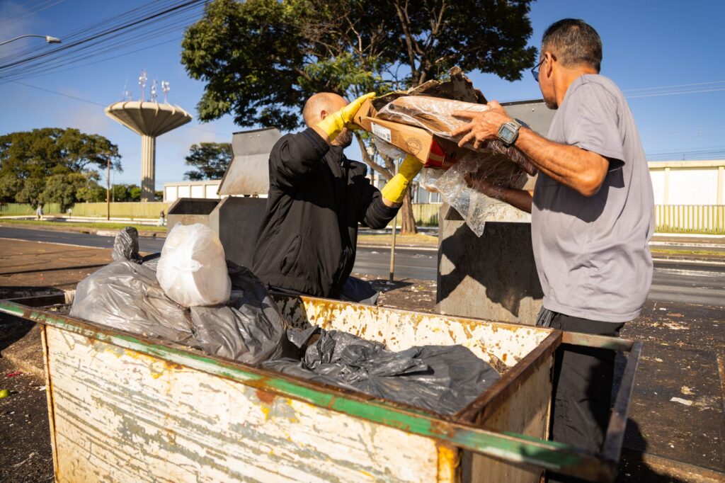 Profissional de saúde em comunidade carente no Brasil, simbolizando o combate às doenças negligenciadas e o trabalho do SUS.