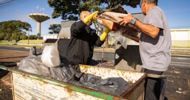Profissional de saúde em comunidade carente no Brasil, simbolizando o combate às doenças negligenciadas e o trabalho do SUS.