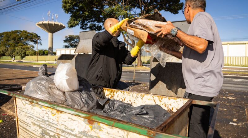 Profissional de saúde em comunidade carente no Brasil, simbolizando o combate às doenças negligenciadas e o trabalho do SUS.