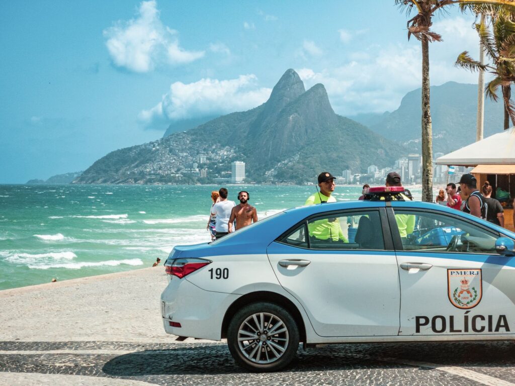 Imagem de um sistema de vigilância com elementos de inteligência artificial sobrepostos, simbolizando a tecnologia na segurança pública brasileira.
