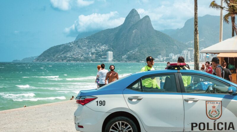 Imagem de um sistema de vigilância com elementos de inteligência artificial sobrepostos, simbolizando a tecnologia na segurança pública brasileira.
