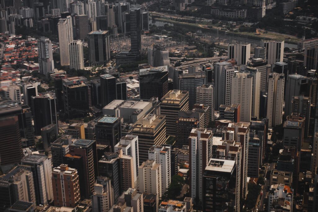 Edifício do governo federal com elementos digitais e gráficos de dados, simbolizando a modernização da administração pública na reforma tributária brasileira.