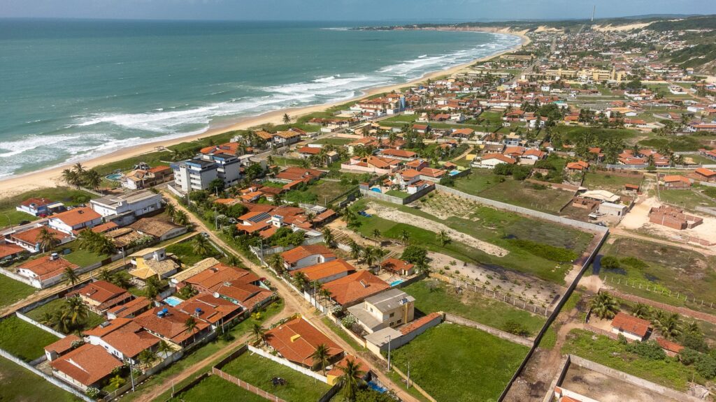 Vista aérea de uma estação de tratamento de água ou esgoto no Brasil, simbolizando os esforços para a universalização do saneamento básico.