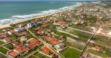 Vista aérea de uma estação de tratamento de água ou esgoto no Brasil, simbolizando os esforços para a universalização do saneamento básico.