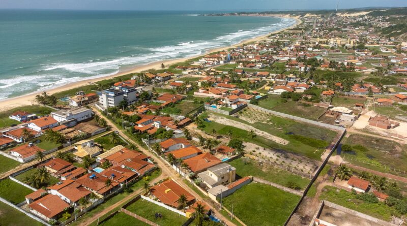 Vista aérea de uma estação de tratamento de água ou esgoto no Brasil, simbolizando os esforços para a universalização do saneamento básico.