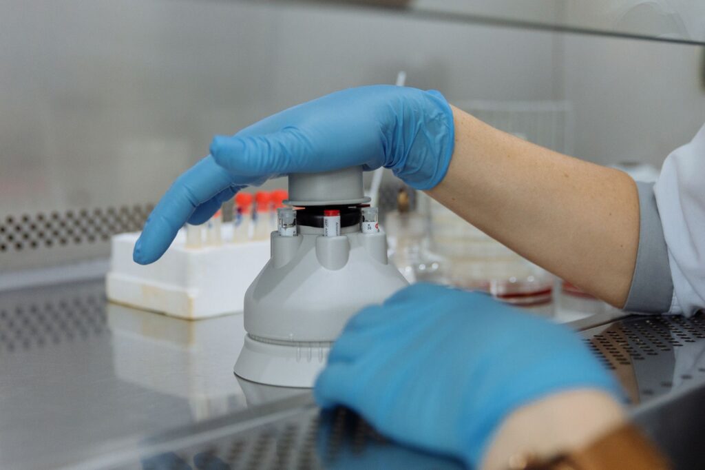 Cientistas trabalhando em laboratório de pesquisa e desenvolvimento no Brasil, simbolizando a inovação e a busca por soluções tecnológicas.