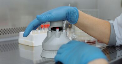 Cientistas trabalhando em laboratório de pesquisa e desenvolvimento no Brasil, simbolizando a inovação e a busca por soluções tecnológicas.