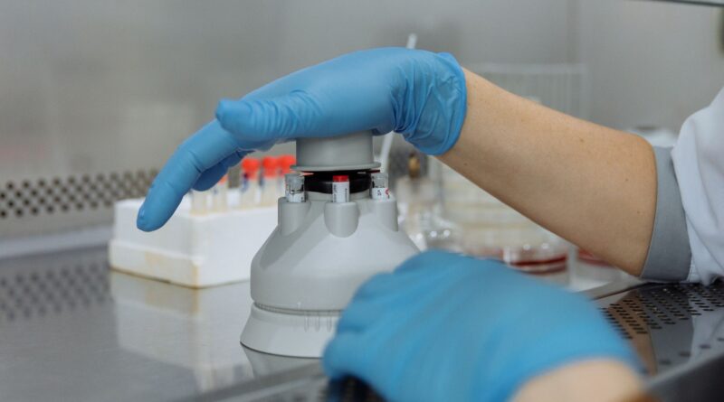 Cientistas trabalhando em laboratório de pesquisa e desenvolvimento no Brasil, simbolizando a inovação e a busca por soluções tecnológicas.