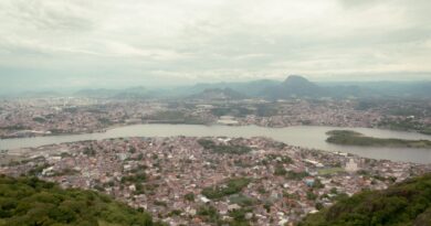 Vista aérea de uma prisão superlotada no Brasil, com celas e pátios cheios de detentos, simbolizando a crise do sistema prisional.