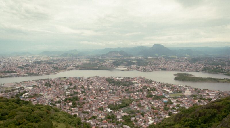 Vista aérea de uma prisão superlotada no Brasil, com celas e pátios cheios de detentos, simbolizando a crise do sistema prisional.
