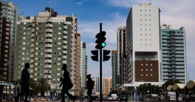 Fachada de um edifício do Ministério Público no Brasil, simbolizando justiça e fiscalização.