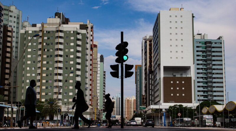 Fachada de um edifício do Ministério Público no Brasil, simbolizando justiça e fiscalização.