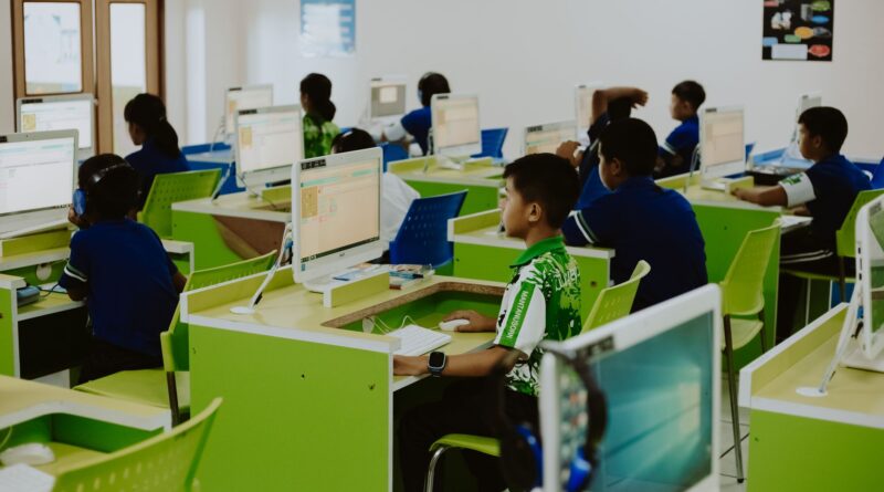 Crianças e adolescentes brasileiros em sala de aula, simbolizando o desafio da educação básica