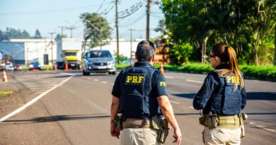 Agentes da Polícia Federal em ambiente de investigação digital, com computadores e telas exibindo dados e códigos.