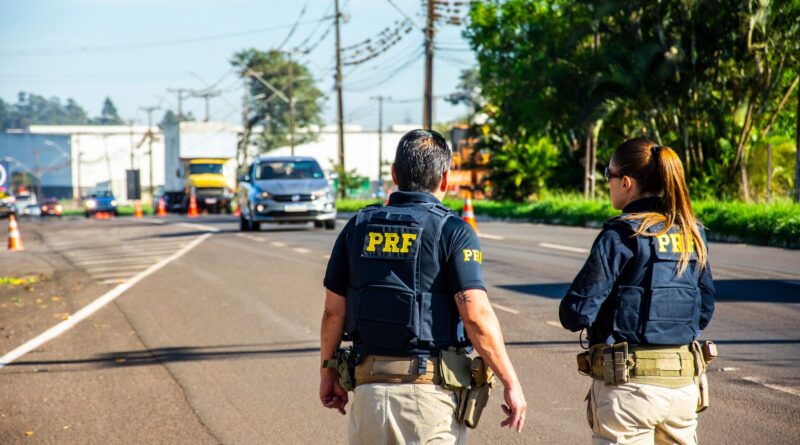 Agentes da Polícia Federal em ambiente de investigação digital, com computadores e telas exibindo dados e códigos.