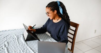 Pessoas trabalhando em computadores e tablets, com elementos visuais de criatividade digital e gráficos de crescimento.