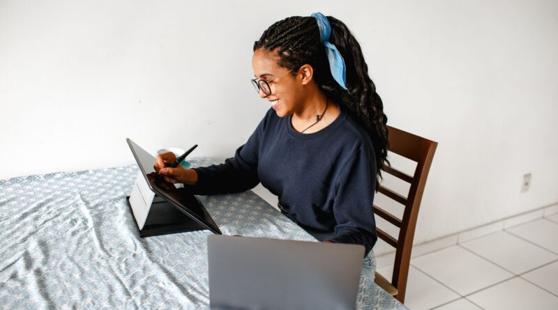 Pessoas trabalhando em computadores e tablets, com elementos visuais de criatividade digital e gráficos de crescimento.