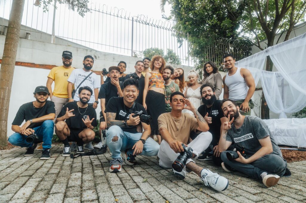 Voluntários de diferentes idades e etnias trabalhando juntos em um projeto social no Brasil, simbolizando o Terceiro Setor.