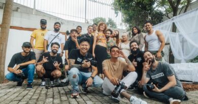 Voluntários de diferentes idades e etnias trabalhando juntos em um projeto social no Brasil, simbolizando o Terceiro Setor.
