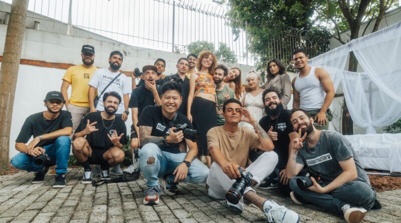 Voluntários de diferentes idades e etnias trabalhando juntos em um projeto social no Brasil, simbolizando o Terceiro Setor.