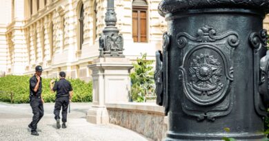 Representação visual da integração de diferentes forças de segurança pública no Brasil, com símbolos da Polícia Federal, Polícia Militar e Guarda Municipal em um mapa do país.