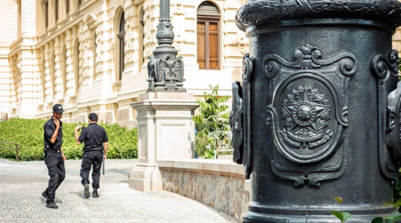 Representação visual da integração de diferentes forças de segurança pública no Brasil, com símbolos da Polícia Federal, Polícia Militar e Guarda Municipal em um mapa do país.