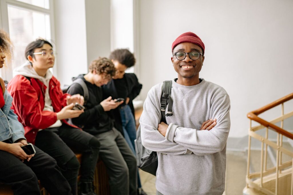Grupo de estudantes internacionais e brasileiros interagindo em um campus universitário no Brasil, simbolizando a internacionalização da educação superior.