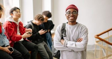 Grupo de estudantes internacionais e brasileiros interagindo em um campus universitário no Brasil, simbolizando a internacionalização da educação superior.