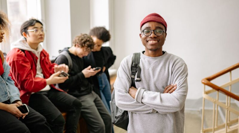 Grupo de estudantes internacionais e brasileiros interagindo em um campus universitário no Brasil, simbolizando a internacionalização da educação superior.