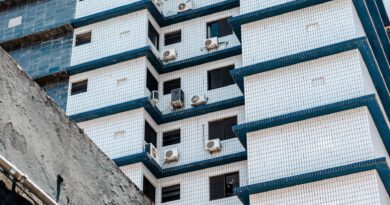 Fachada de um edifício moderno de uma agência reguladora no Brasil, simbolizando a estrutura institucional