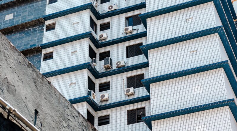 Fachada de um edifício moderno de uma agência reguladora no Brasil, simbolizando a estrutura institucional