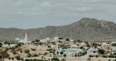 Antena de internet via satélite em uma área rural do Brasil, com paisagem verde ao fundo