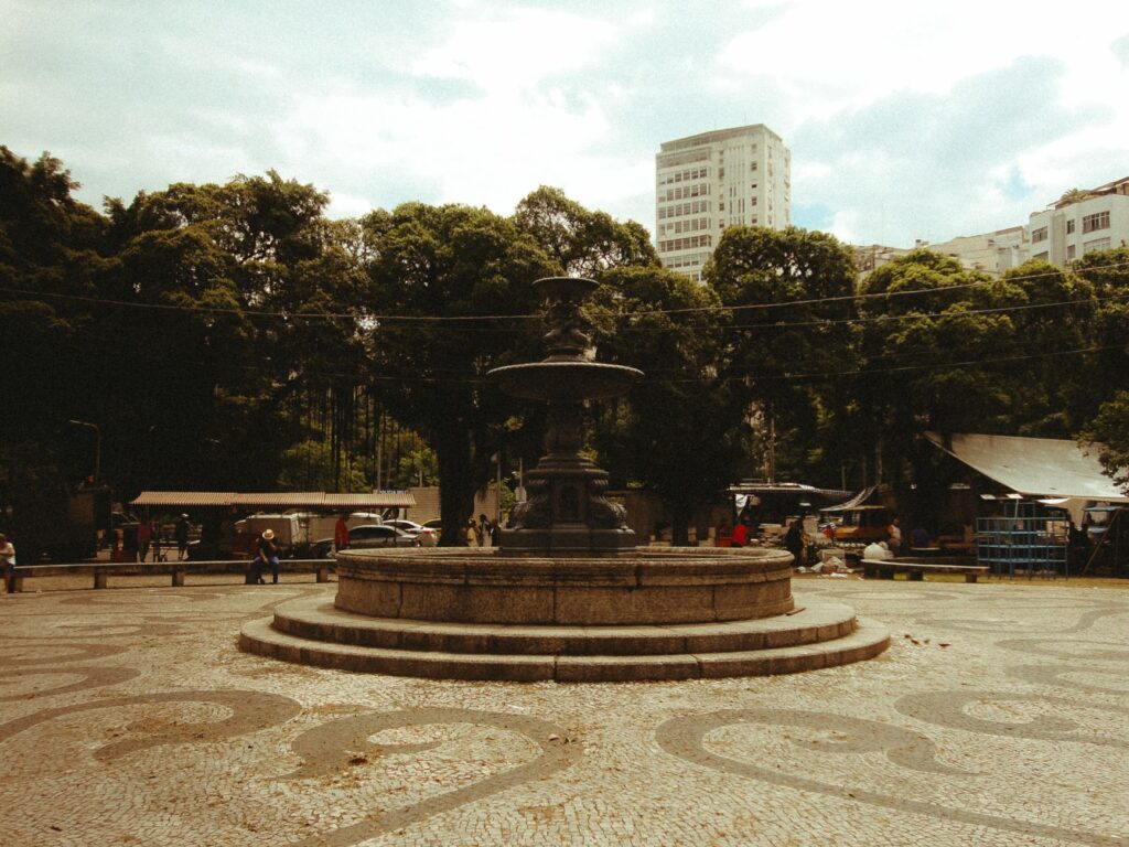 Vista aérea de um centro urbano revitalizado no Brasil, com edifícios históricos restaurados e áreas verdes, mostrando um contraste entre o antigo e o novo.