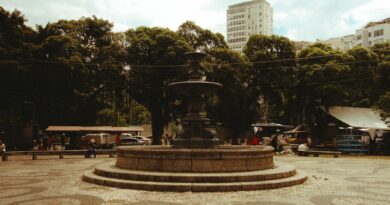 Vista aérea de um centro urbano revitalizado no Brasil, com edifícios históricos restaurados e áreas verdes, mostrando um contraste entre o antigo e o novo.