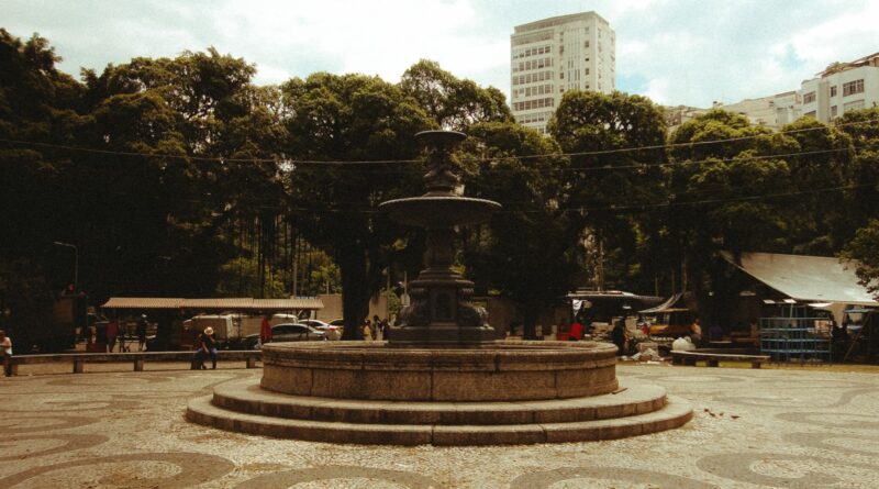 Vista aérea de um centro urbano revitalizado no Brasil, com edifícios históricos restaurados e áreas verdes, mostrando um contraste entre o antigo e o novo.