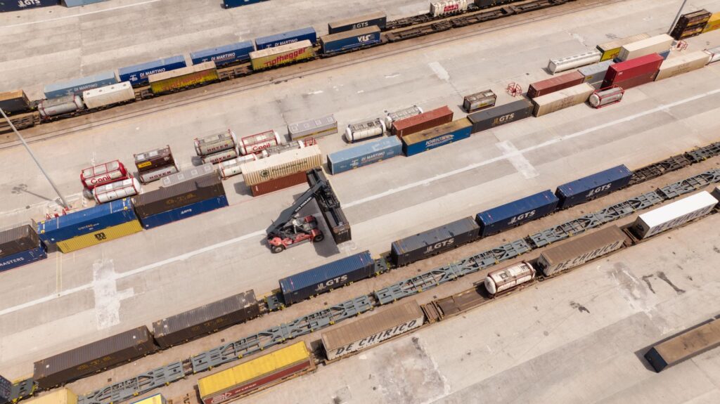 Infraestrutura logística multimodal no Brasil, com trens, navios e caminhões integrados