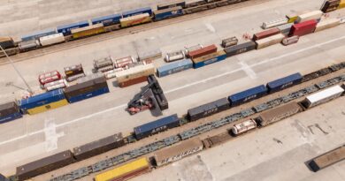 Infraestrutura logística multimodal no Brasil, com trens, navios e caminhões integrados