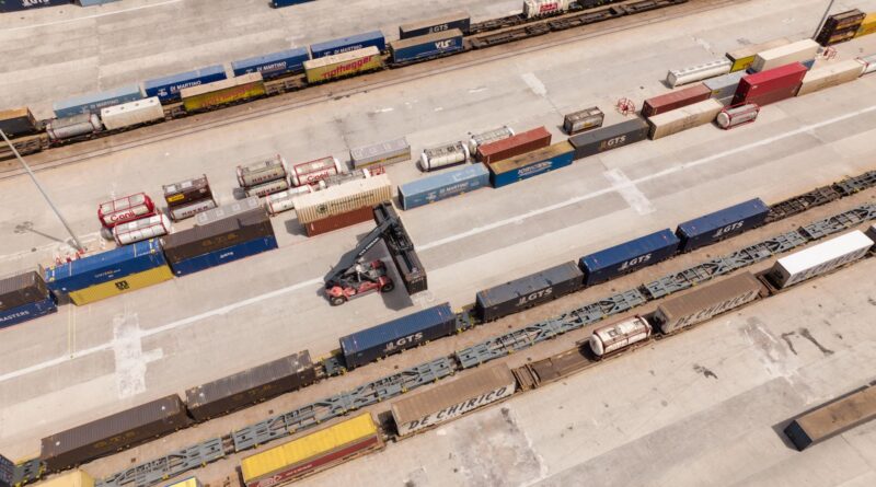 Infraestrutura logística multimodal no Brasil, com trens, navios e caminhões integrados