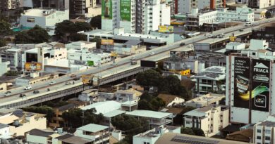 Vista aérea de uma cidade brasileira com áreas verdes e infraestrutura resistente a enchentes, simbolizando resiliência urbana.