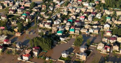 Famílias deslocadas por eventos climáticos extremos no Brasil, com paisagem de seca ou inundação ao fundo