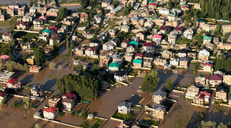 Famílias deslocadas por eventos climáticos extremos no Brasil, com paisagem de seca ou inundação ao fundo