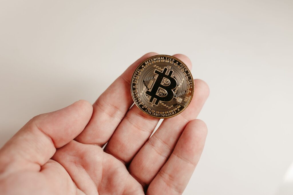 Representação visual de moedas digitais e tecnologia blockchain no contexto brasileiro, com elementos gráficos de segurança e conectividade.