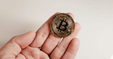 Representação visual de moedas digitais e tecnologia blockchain no contexto brasileiro, com elementos gráficos de segurança e conectividade.