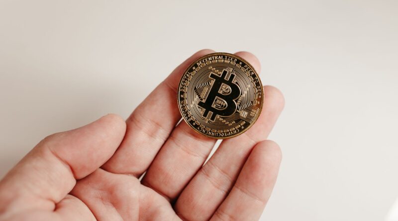 Representação visual de moedas digitais e tecnologia blockchain no contexto brasileiro, com elementos gráficos de segurança e conectividade.